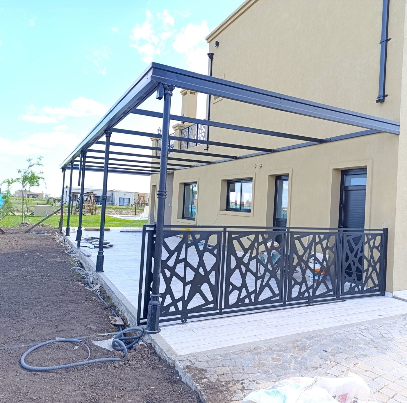 Pérgola, barandas y portón con corte CNC en chapa, fabricados por JACABJ